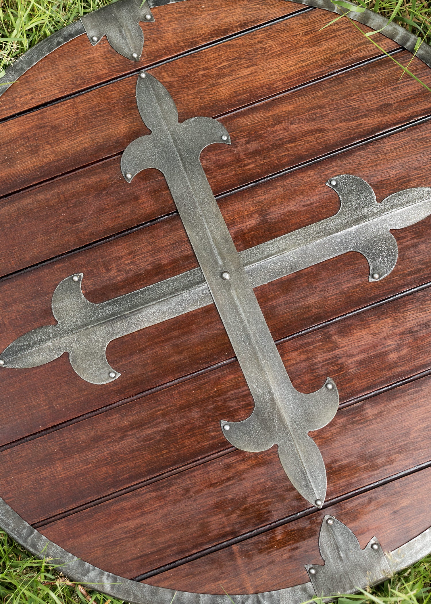 Rundschild aus Holz mit Stahlbeschlägen