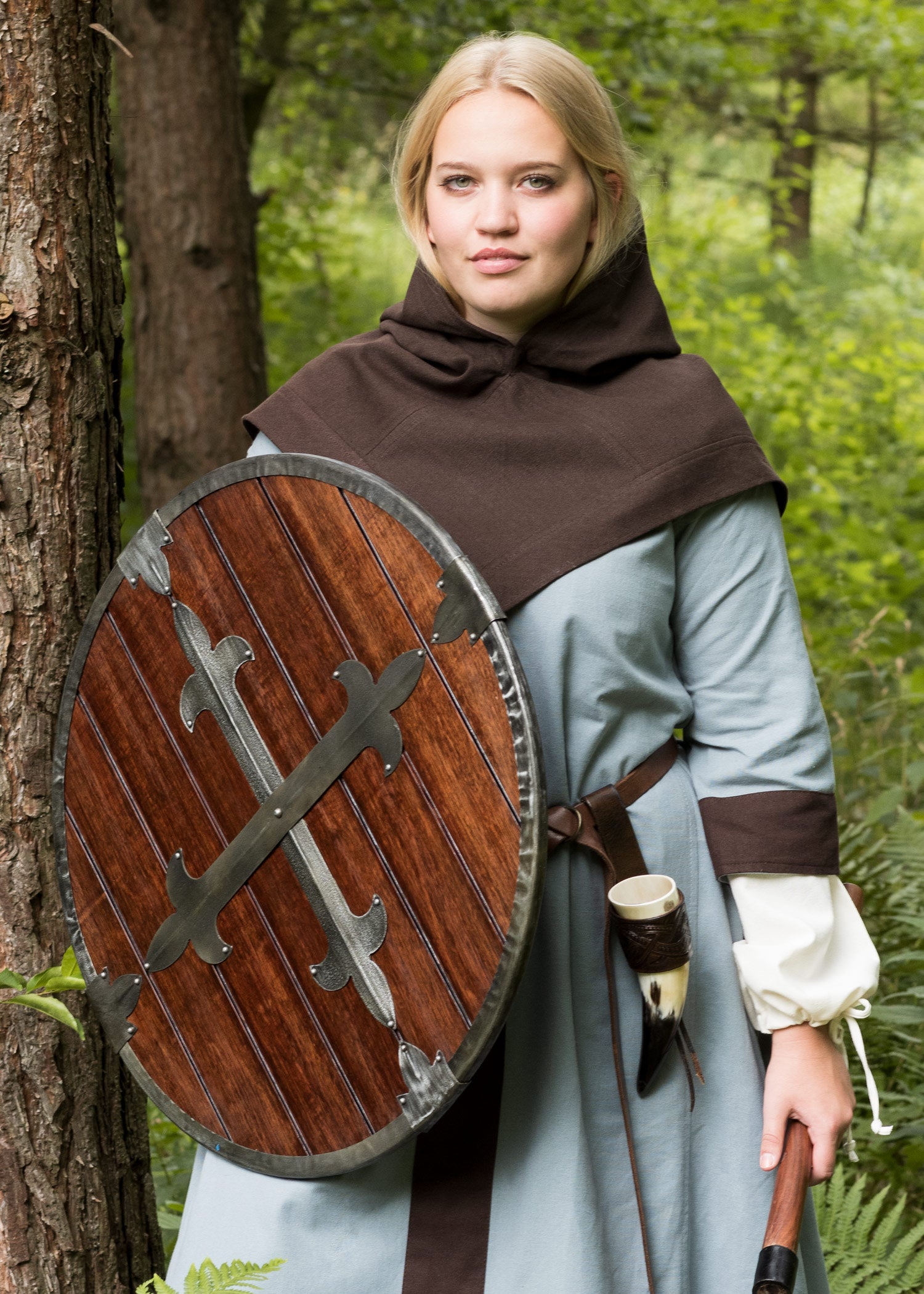 Rundschild aus Holz mit Stahlbeschlägen