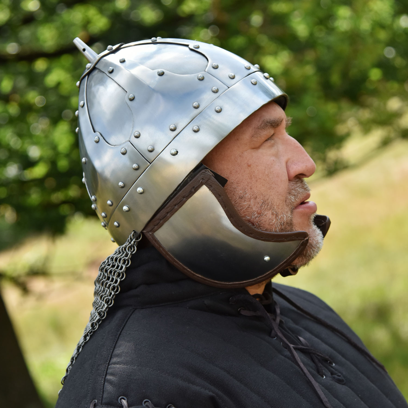 Spangenhelm mit Wangenklappen und Brünne, 2 mm Stahl