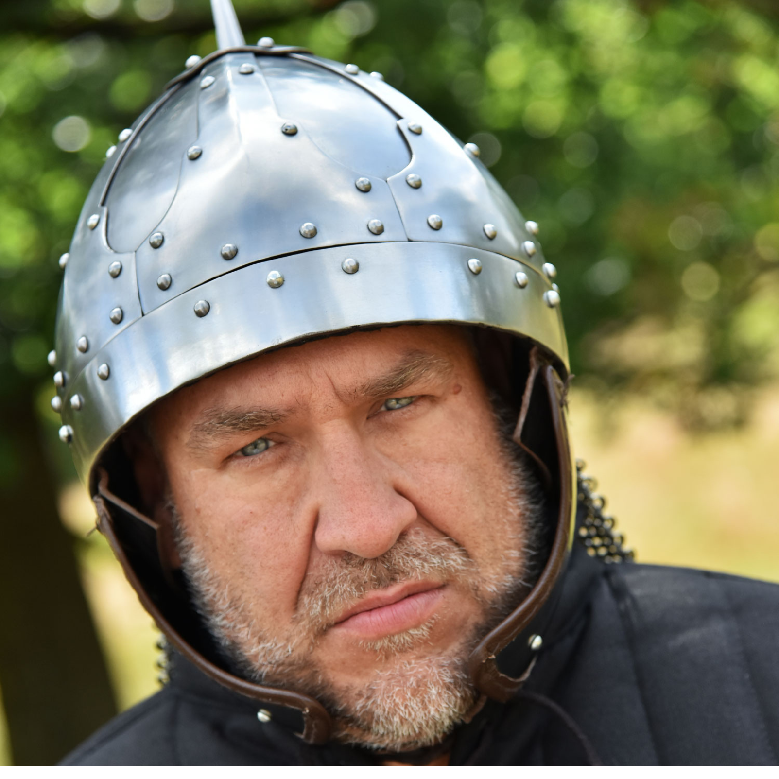 Spangenhelm mit Wangenklappen und Brünne, 2 mm Stahl