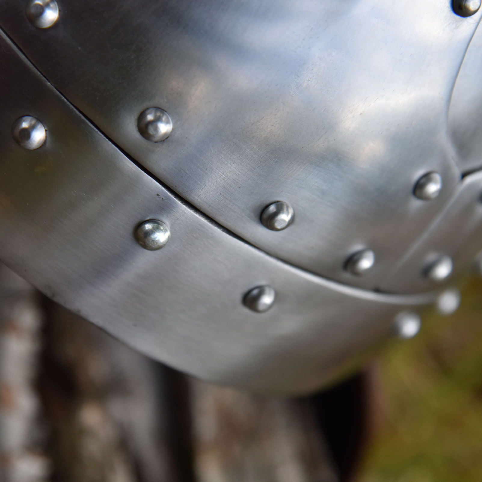 Spangenhelm mit Wangenklappen und Brünne, 2 mm Stahl