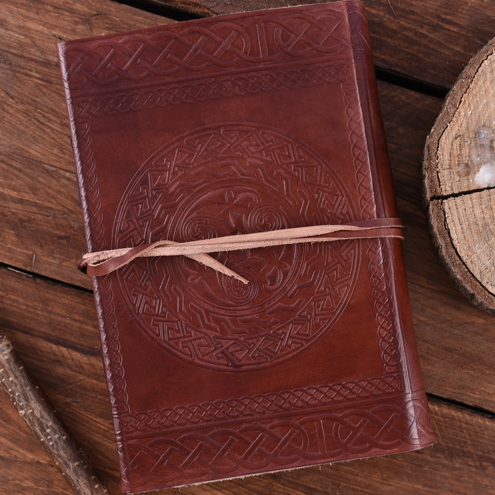 Lederbuch mit keltischem Motiv, Braun, ca. 21 x 14 cm