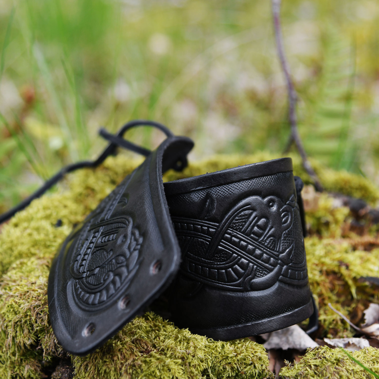 Armschützer aus Leder mit geprägtem Drachenmotiv, Jelling-Stil, schwarz