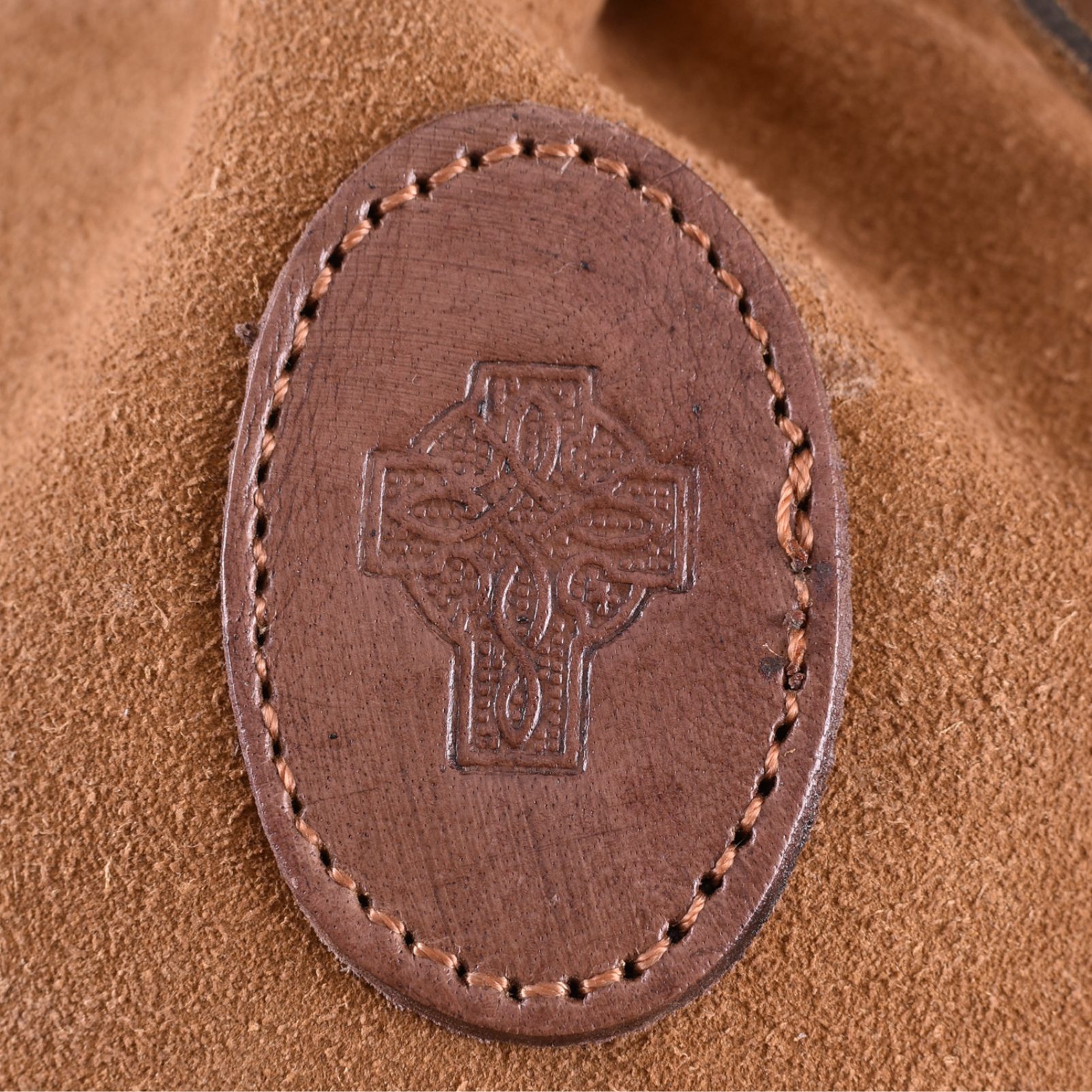 Mittelalterlicher Lederbeutel mit keltischem Kreuz
