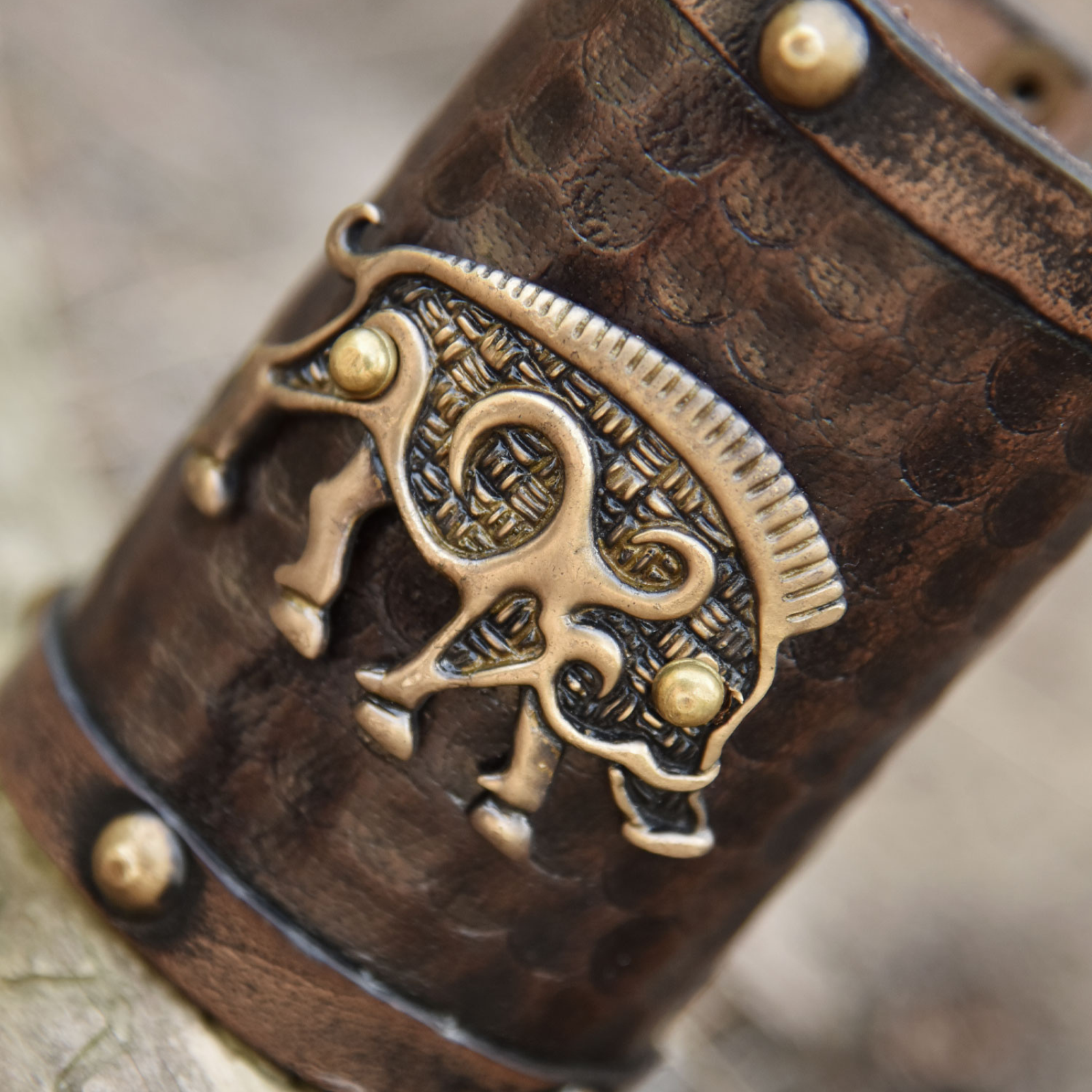 Armschützer aus Leder, Keltisches Wildschwein-Motiv