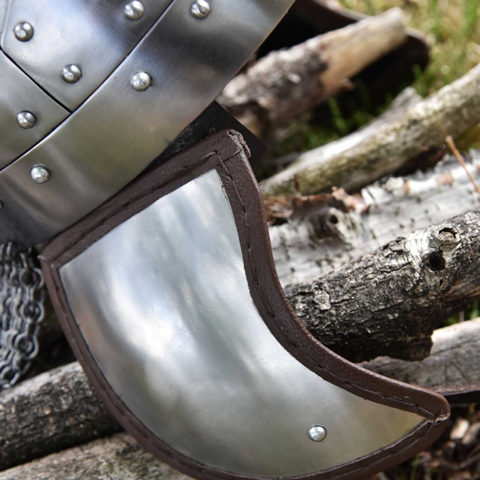 Spangenhelm mit Wangenklappen und Brünne, 2 mm Stahl