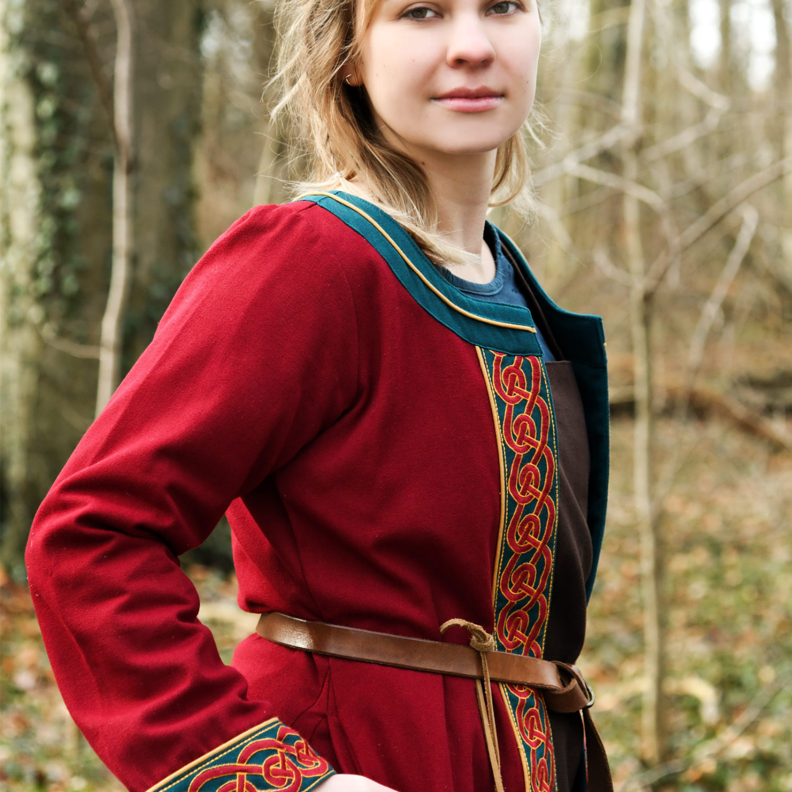 Bestickter Wikinger-Mantel Ella, weinrot/petrol