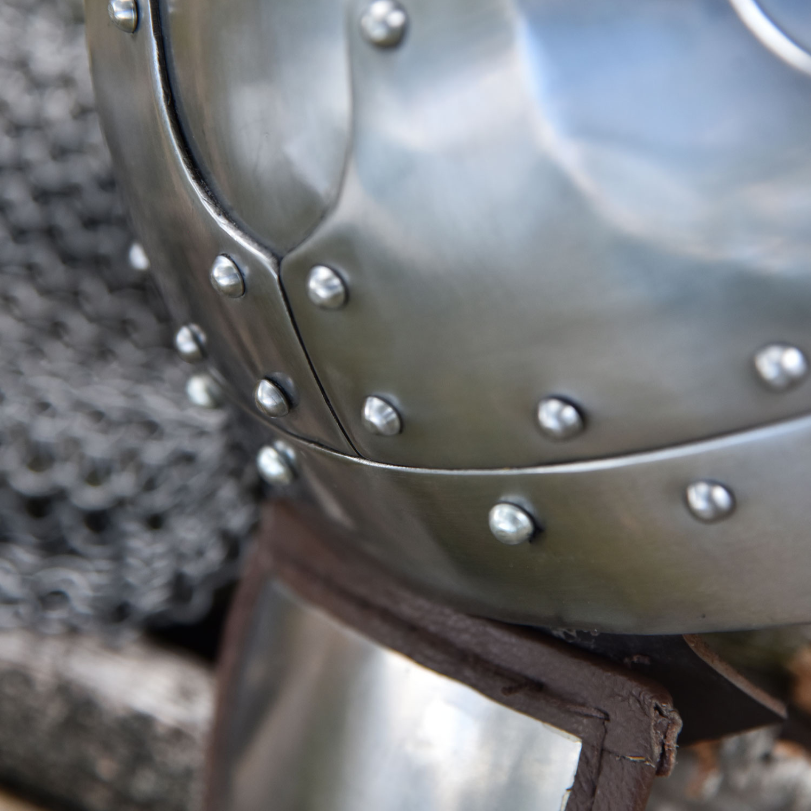 Spangenhelm mit Wangenklappen und Brünne, 2 mm Stahl