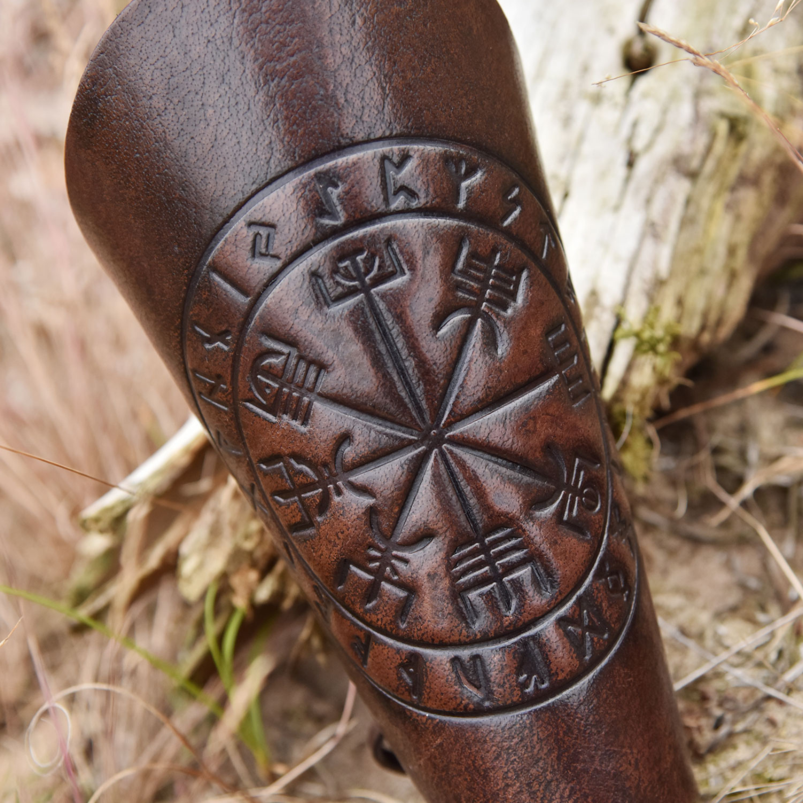 Armschützer aus Leder mit Vegvísir-Prägung, Braun