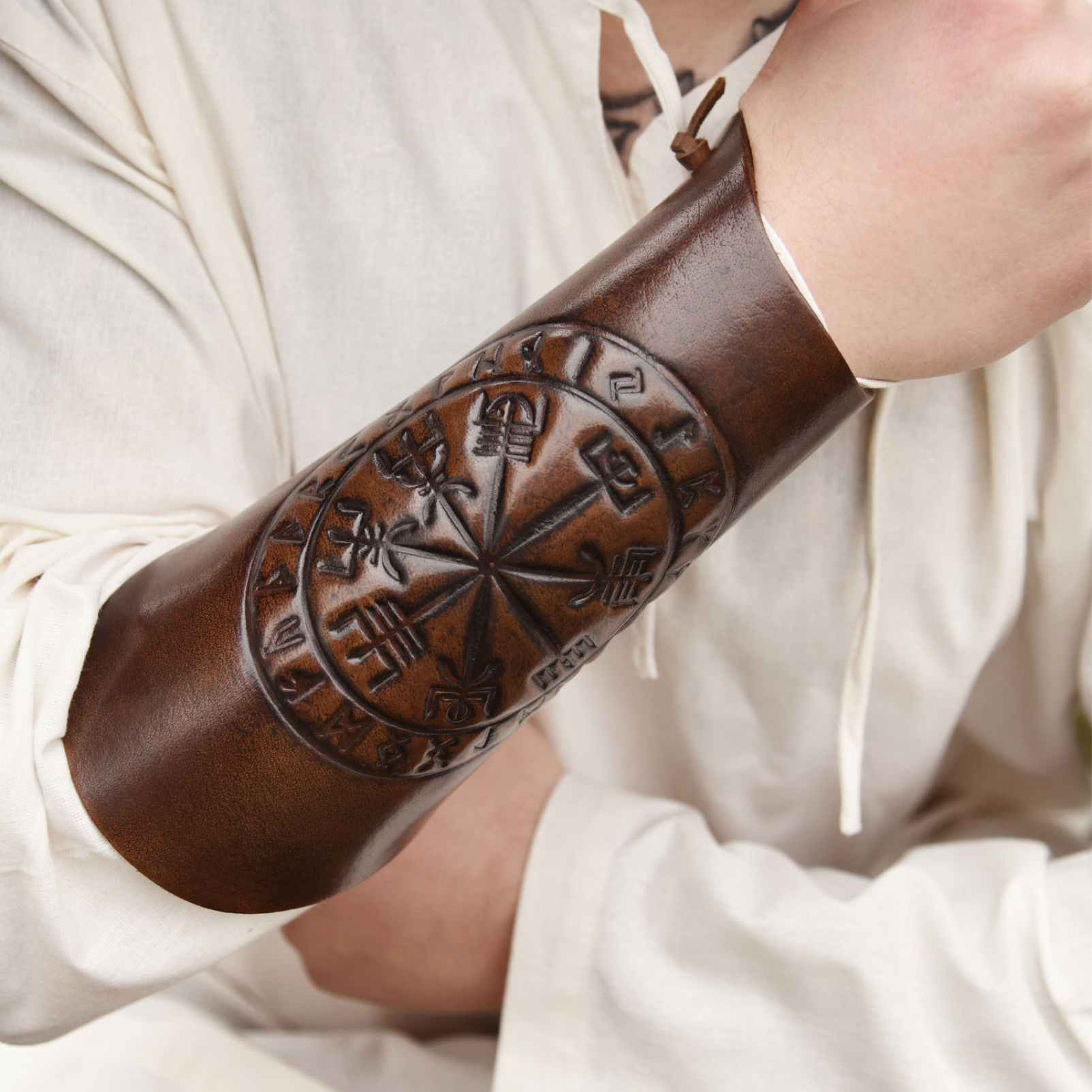 Armschützer aus Leder mit Vegvísir-Prägung, Braun