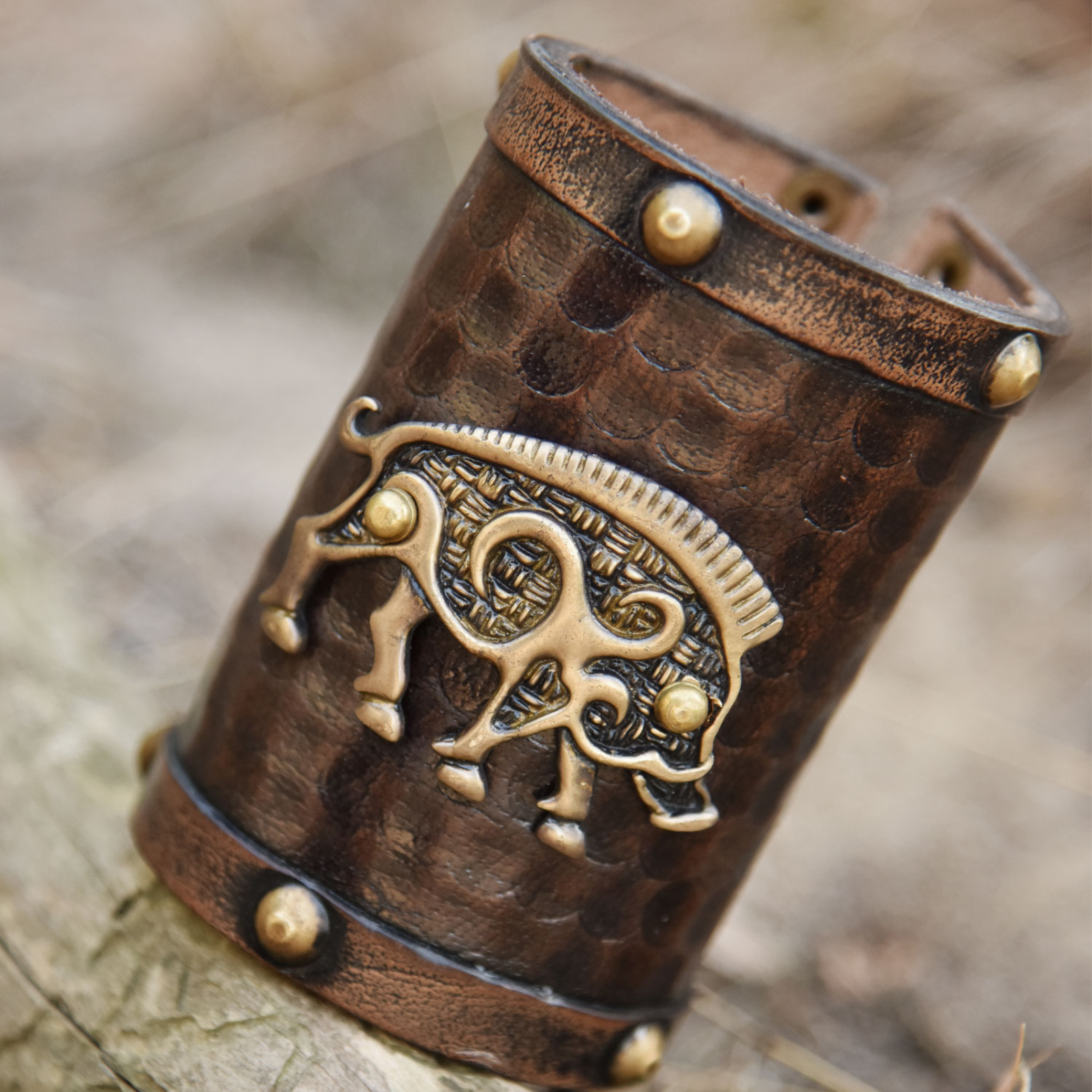 Armschützer aus Leder, Keltisches Wildschwein-Motiv