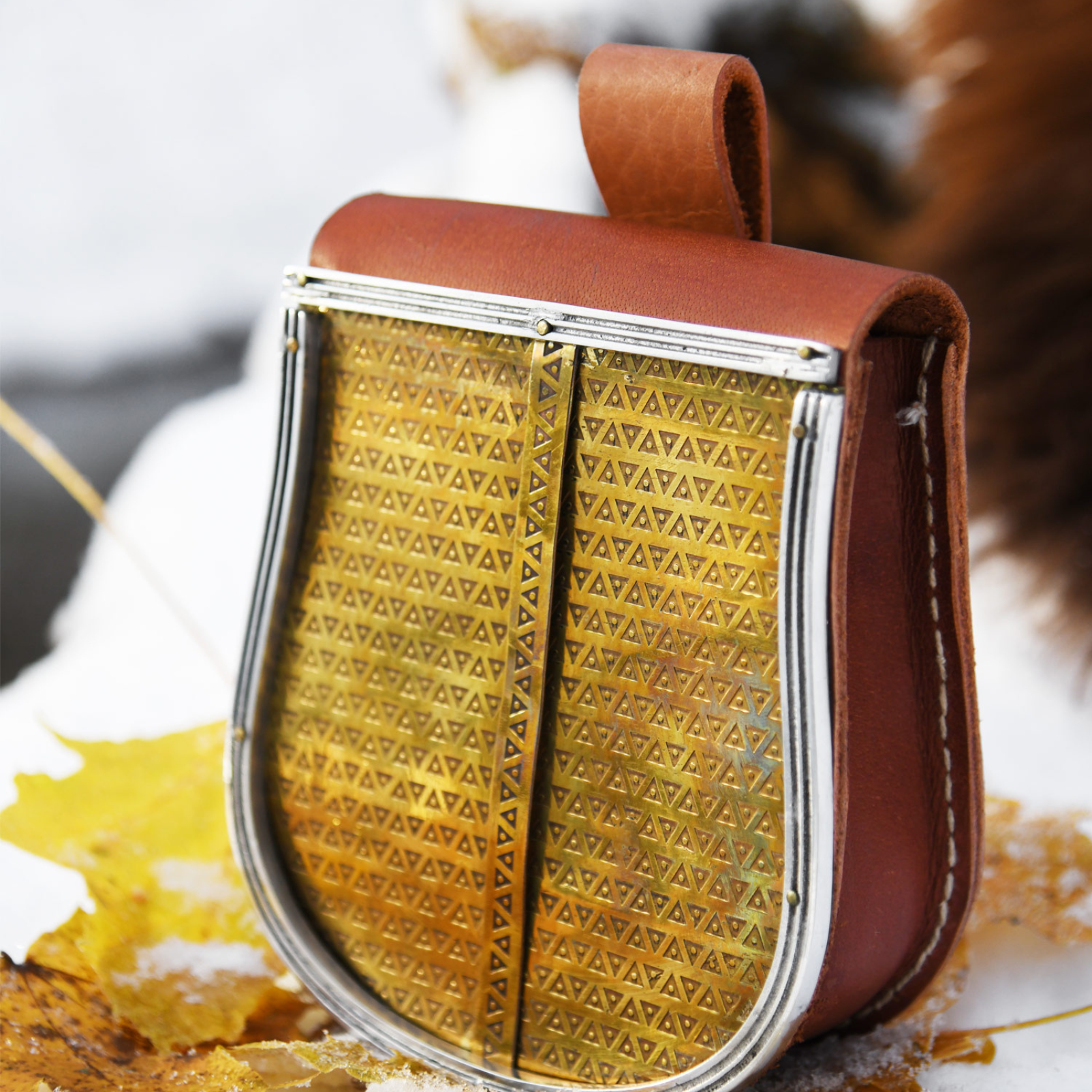 Mittelalterliche Gürteltasche aus braunem Leder mit Frontklappe aus Messing