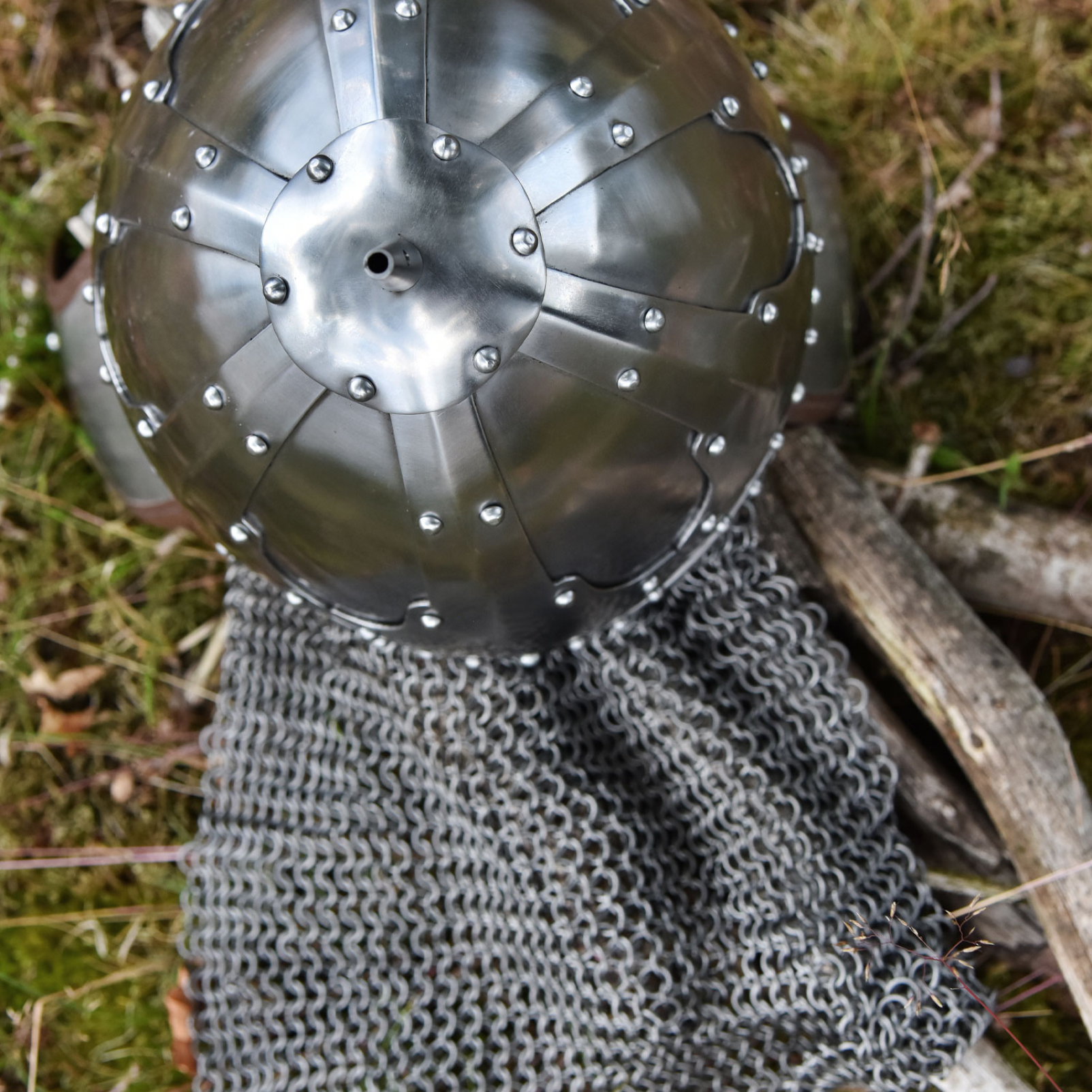 Spangenhelm mit Wangenklappen und Brünne, 2 mm Stahl