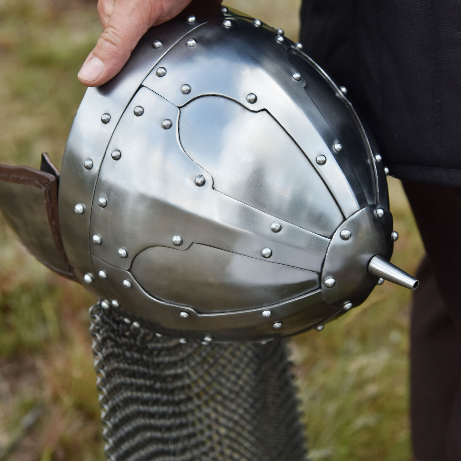 Spangenhelm mit Wangenklappen und Brünne, 2 mm Stahl