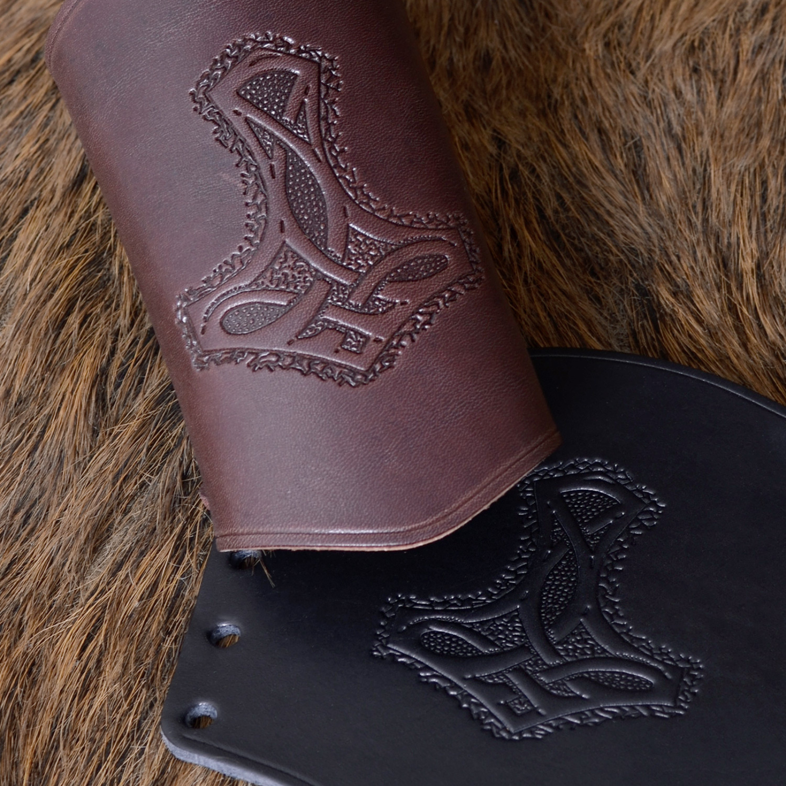 Armschützer aus Leder, mit Thorshammer, lang
