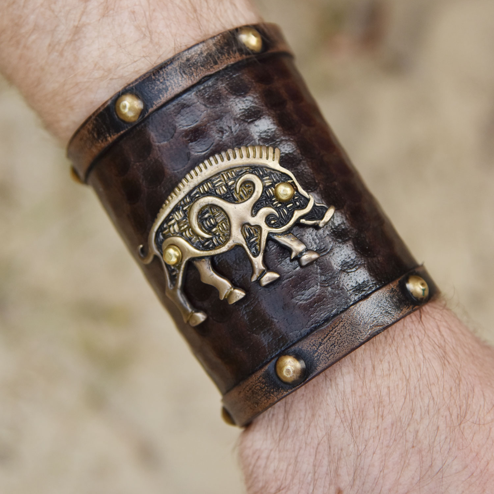 Armschützer aus Leder, Keltisches Wildschwein-Motiv
