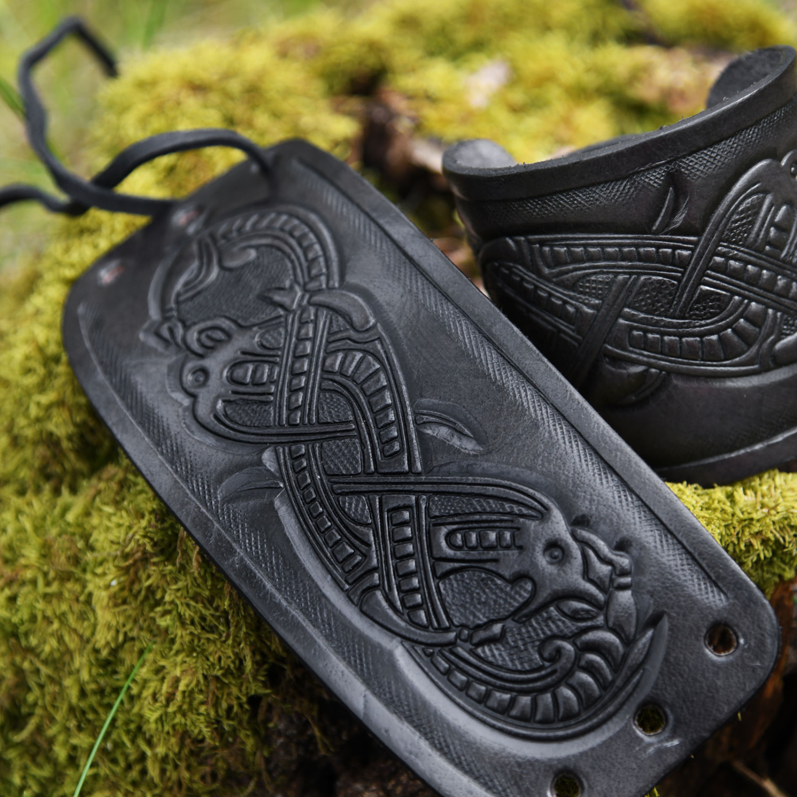 Armschützer aus Leder mit geprägtem Drachenmotiv, Jelling-Stil, schwarz