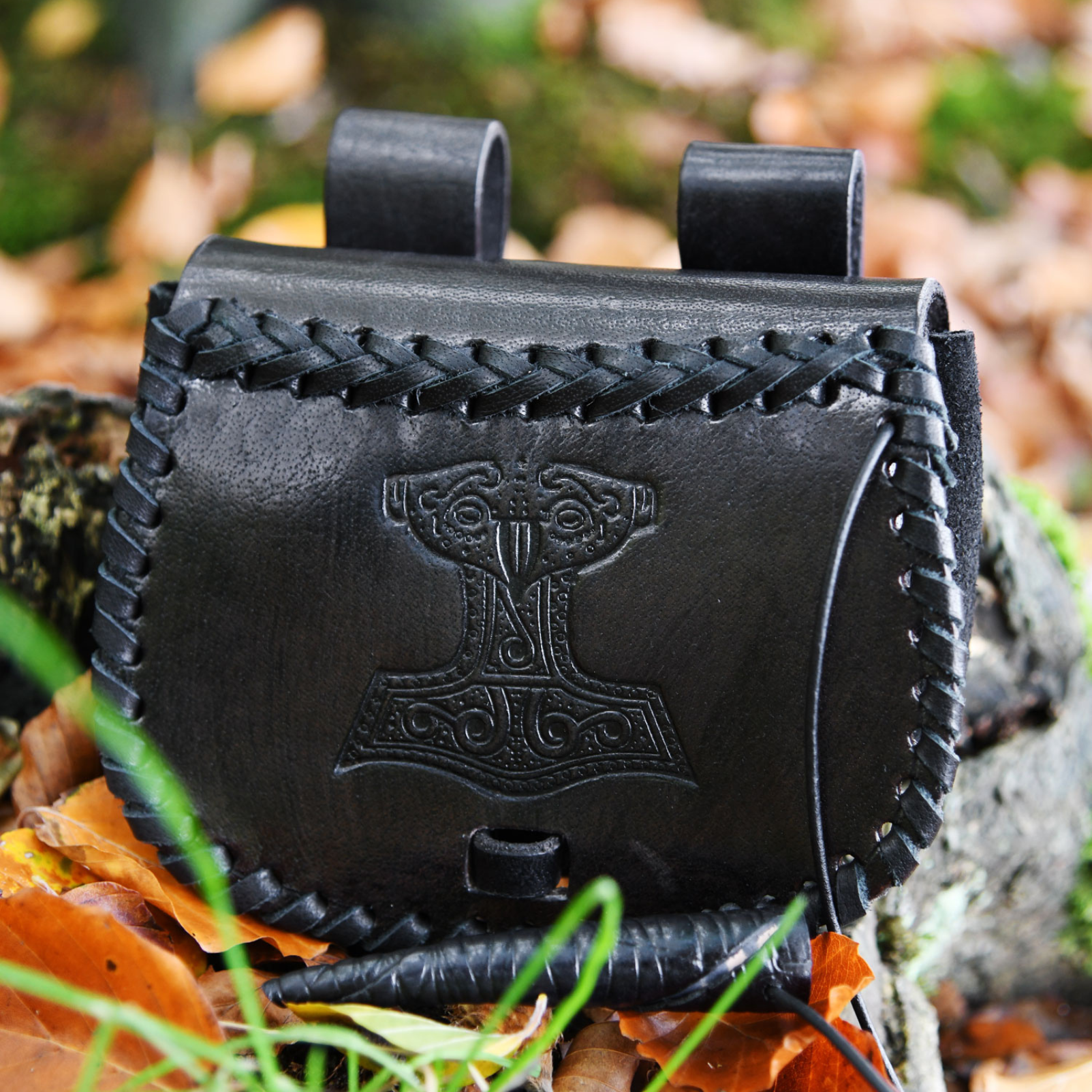 Kleine Gürteltasche aus Leder mit Thorshammer-Prägung, Schwarz