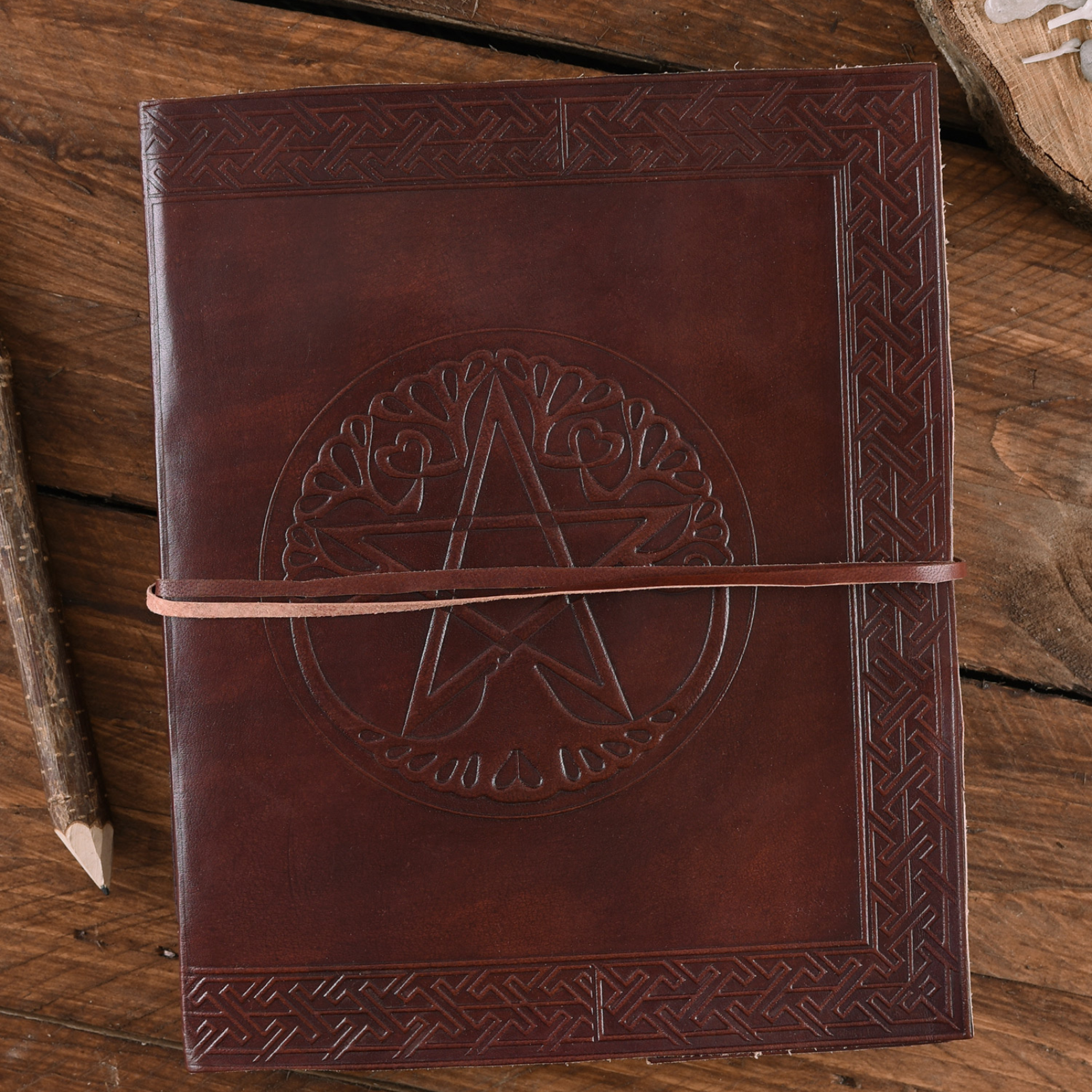 Grosses Lederbuch mit Pentagramm, braun, ca. 20 x 25 cm