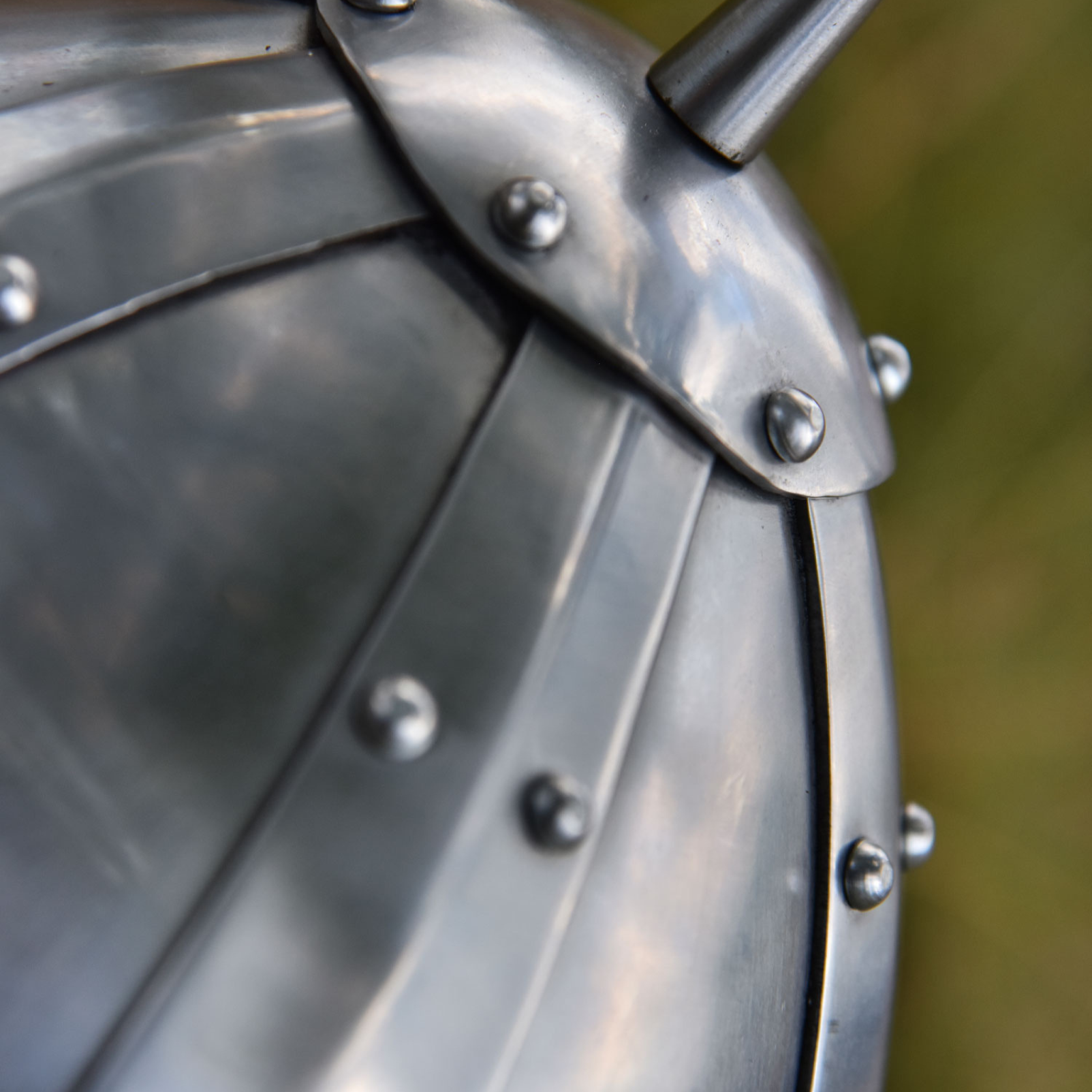Spangenhelm mit Wangenklappen und Brünne, 2 mm Stahl