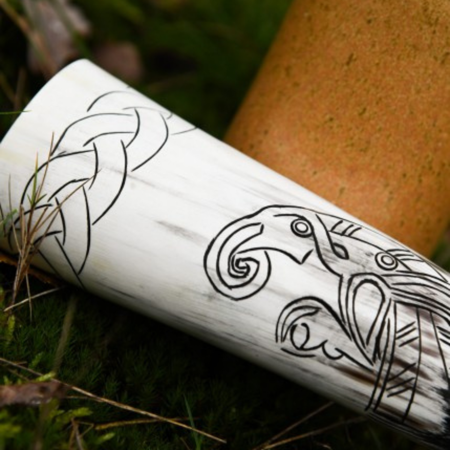 Wikinger-Trinkhorn mit Rabenmotiv schön drapiert