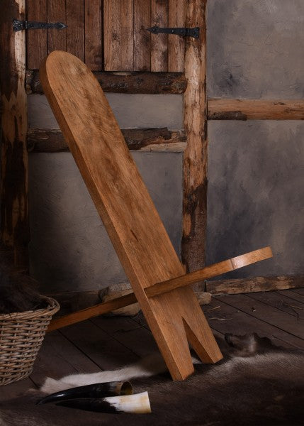 Steckstuhl aus Hartholz, im Raum platziert