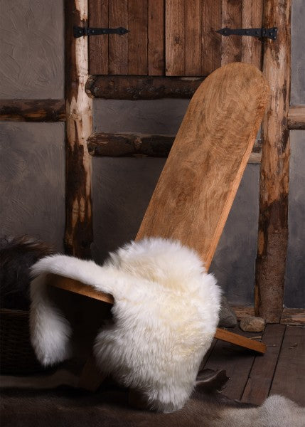 Steckstuhl aus Hartholz mit Fell dekoriert