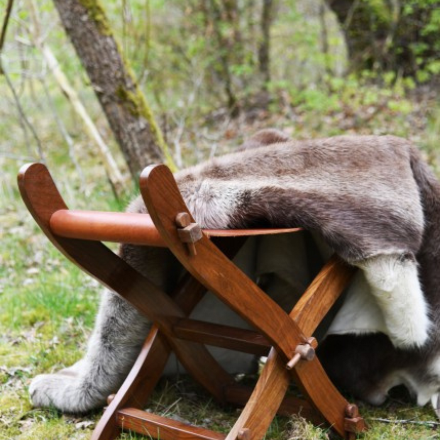 Mittelalter-Scherenstuhl mit Ledersitz mit Fell dekoriert