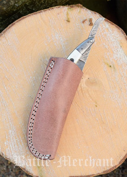 Damast-Rasiermesser mit Hirschhorngriff und Lederetui - Requisit