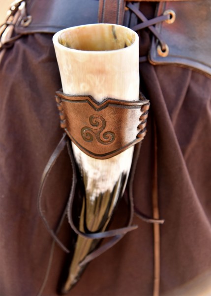 Leder Hornhalter für Trinkhorn, geprägte Triskele, dunkelbraun, versch. Größen