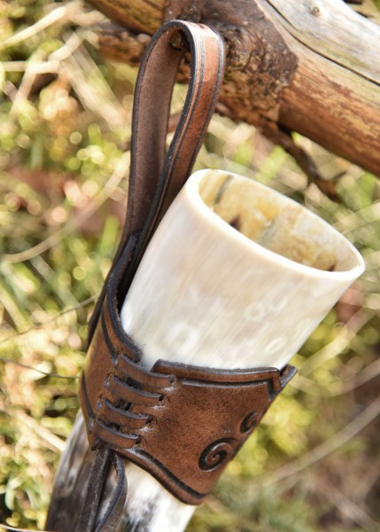 Leder Hornhalter für Trinkhorn, geprägte Triskele, dunkelbraun, versch. Größen