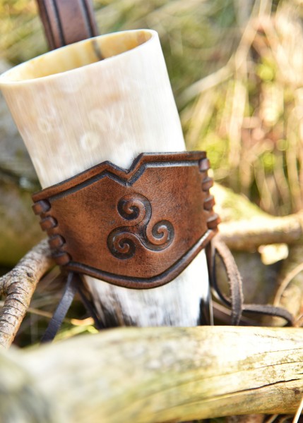 Leder Hornhalter für Trinkhorn, geprägte Triskele, dunkelbraun, versch. Größen