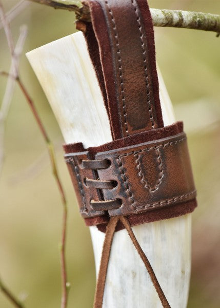 Leder Hornhalter für Trinkhorn mit Prägung und Wildleder, dunkelbraun