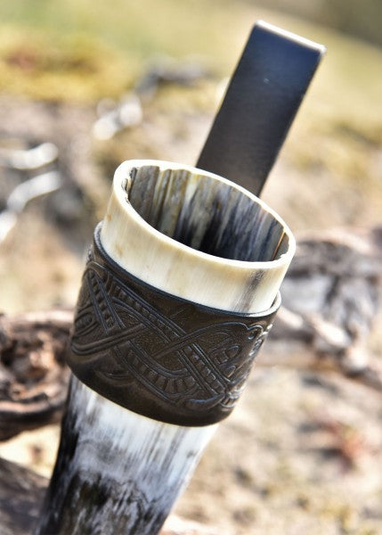 Leder Hornhalter für Trinkhorn, geprägter Drache, Jelling-Stil, schwarz