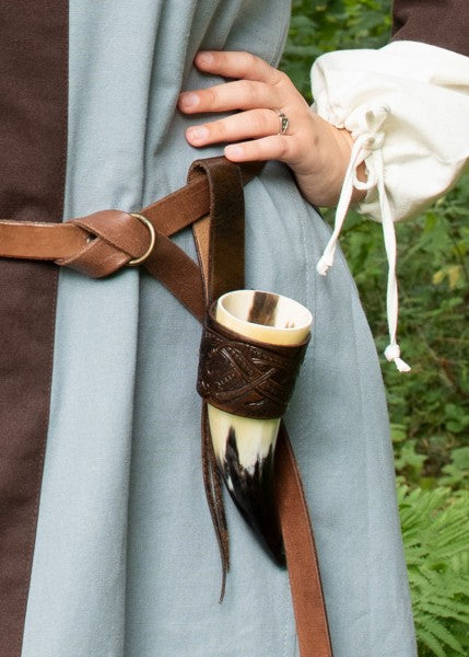 Leder Hornhalter für Trinkhorn, geprägter Drache, Jelling-Stil, dunkelbraun