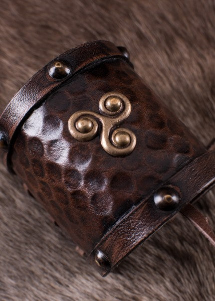 Kleiner Armschützer aus Leder mit Keltischem Triskel-Motiv