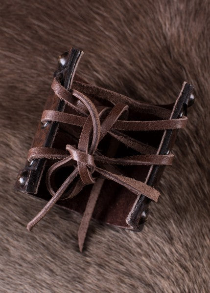 Kleiner Armschützer aus Leder mit Keltischem Triskel-Motiv
