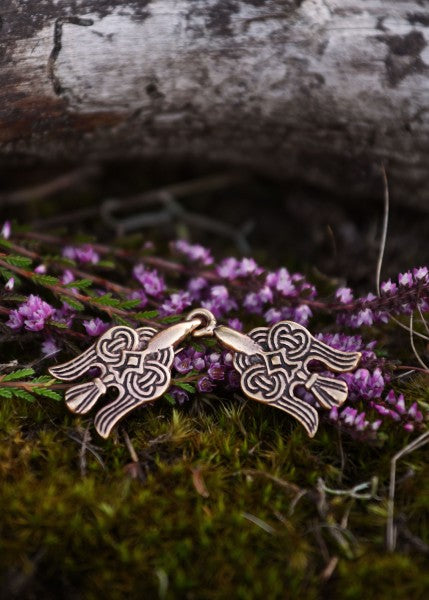 Gewandschließe aus Bronze, Hugin & Munin