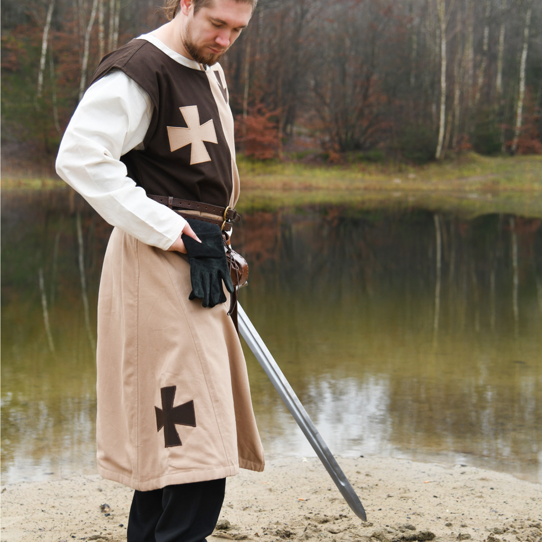 Gefütterter Mittelalter Wappenrock mit Tatzenkreuzen, braun