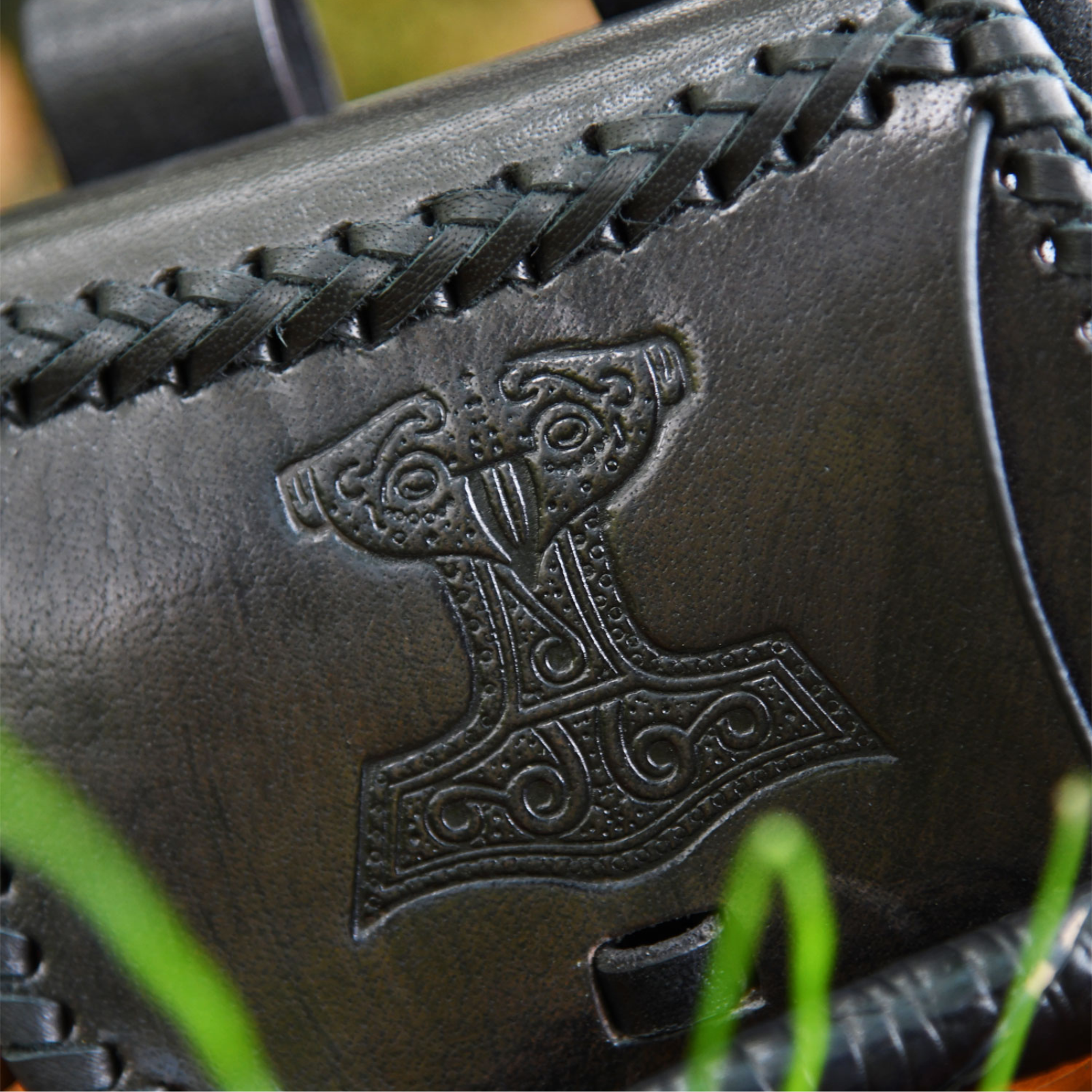 Kleine Gürteltasche aus Leder mit Thorshammer-Prägung, Schwarz