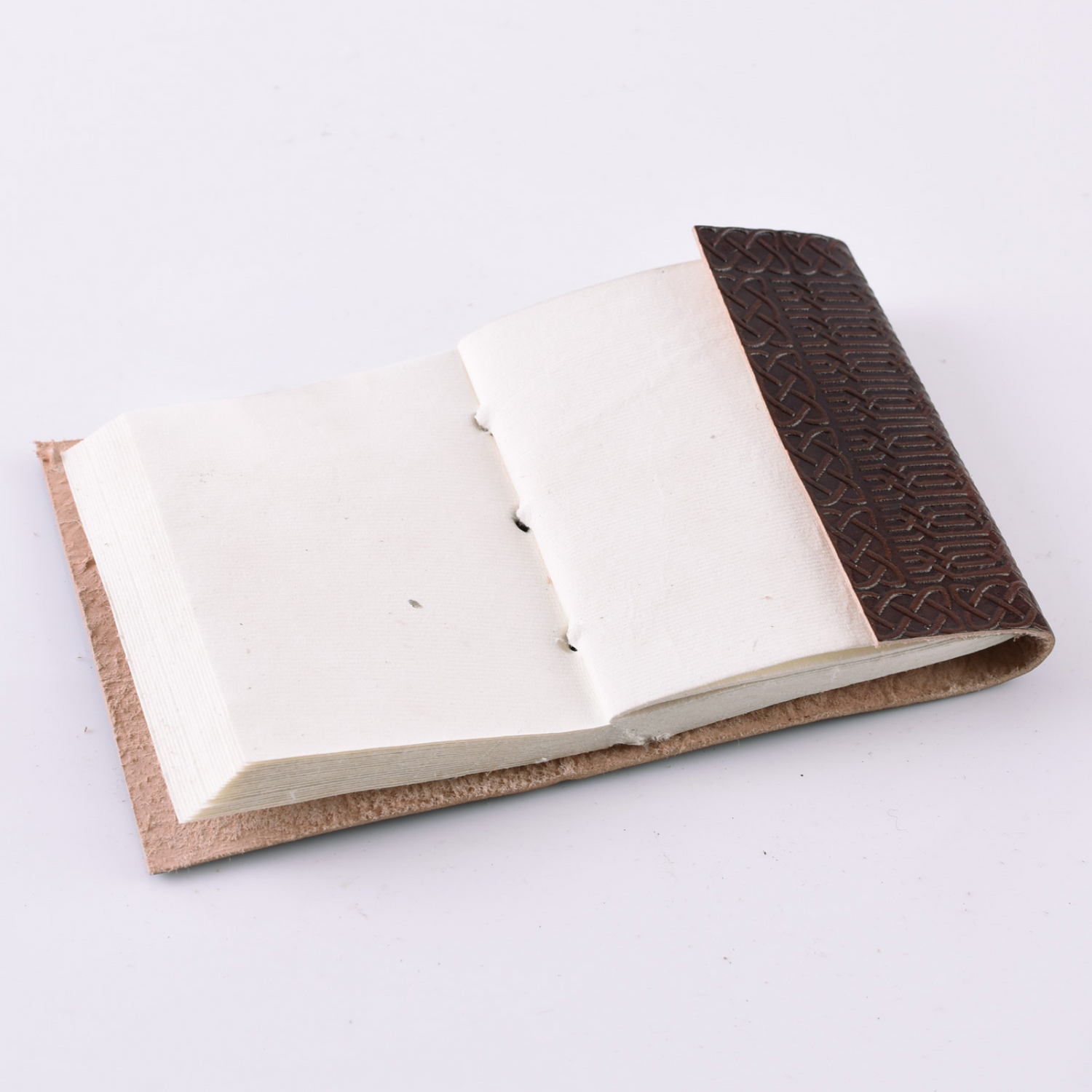 Kleines Notizbuch / Tagebuch mit geprägtem Ledereinband, ca. 9 x 7 cm