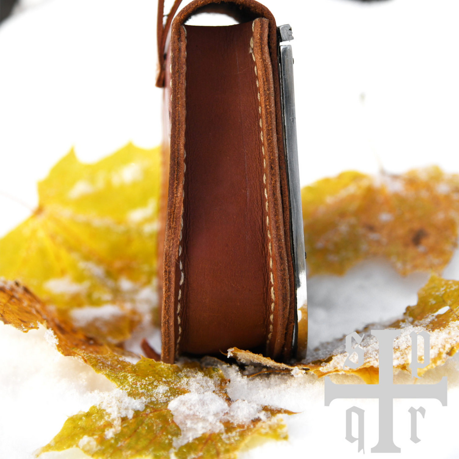 Mittelalterliche Gürteltasche aus braunem Leder mit Frontklappe aus Messing
