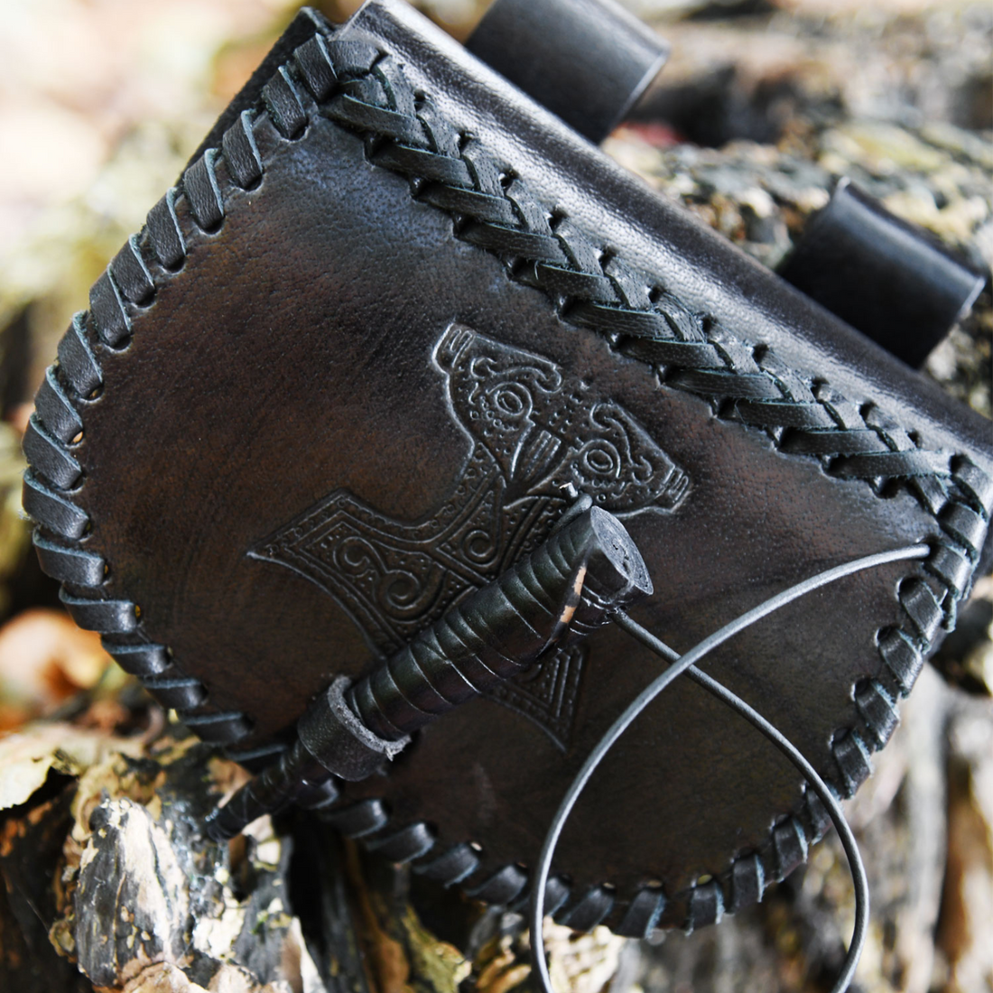 Kleine Gürteltasche aus Leder mit Thorshammer-Prägung, Schwarz
