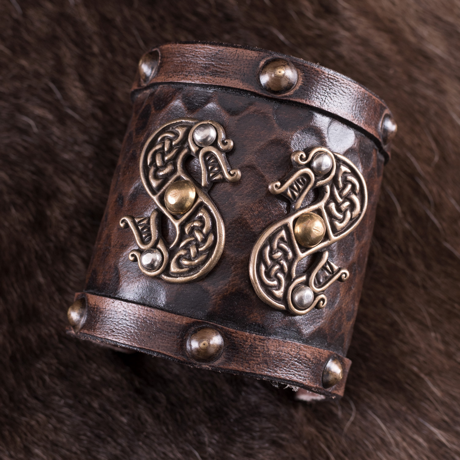 Armschützer aus Leder mit Zweiköpfigen Drachen