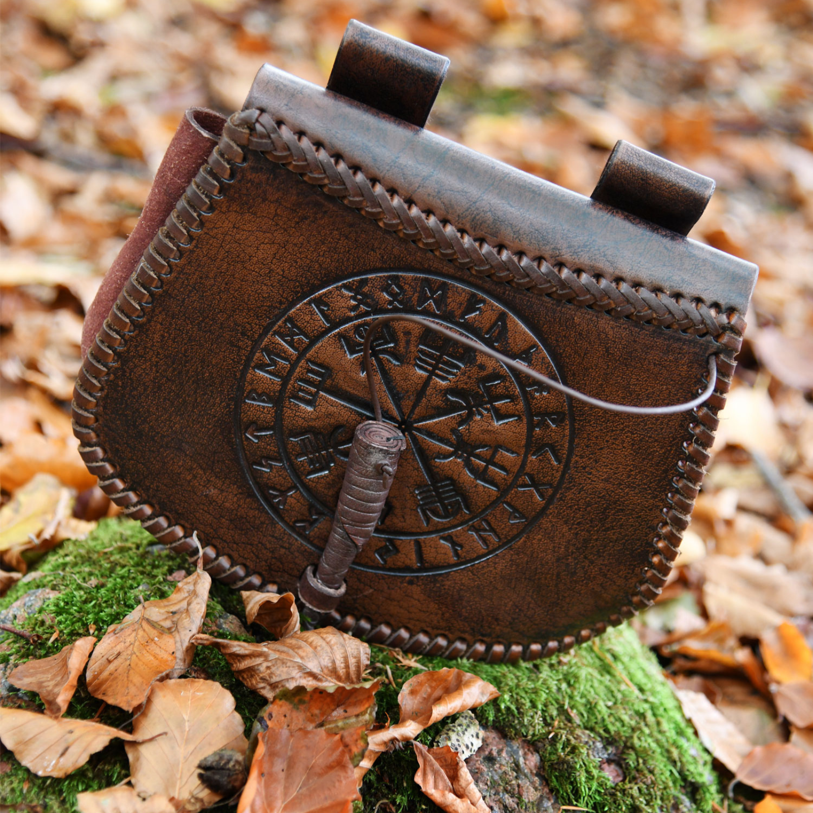 Gürteltasche aus Leder mit Vegvísir-Prägung, Braun