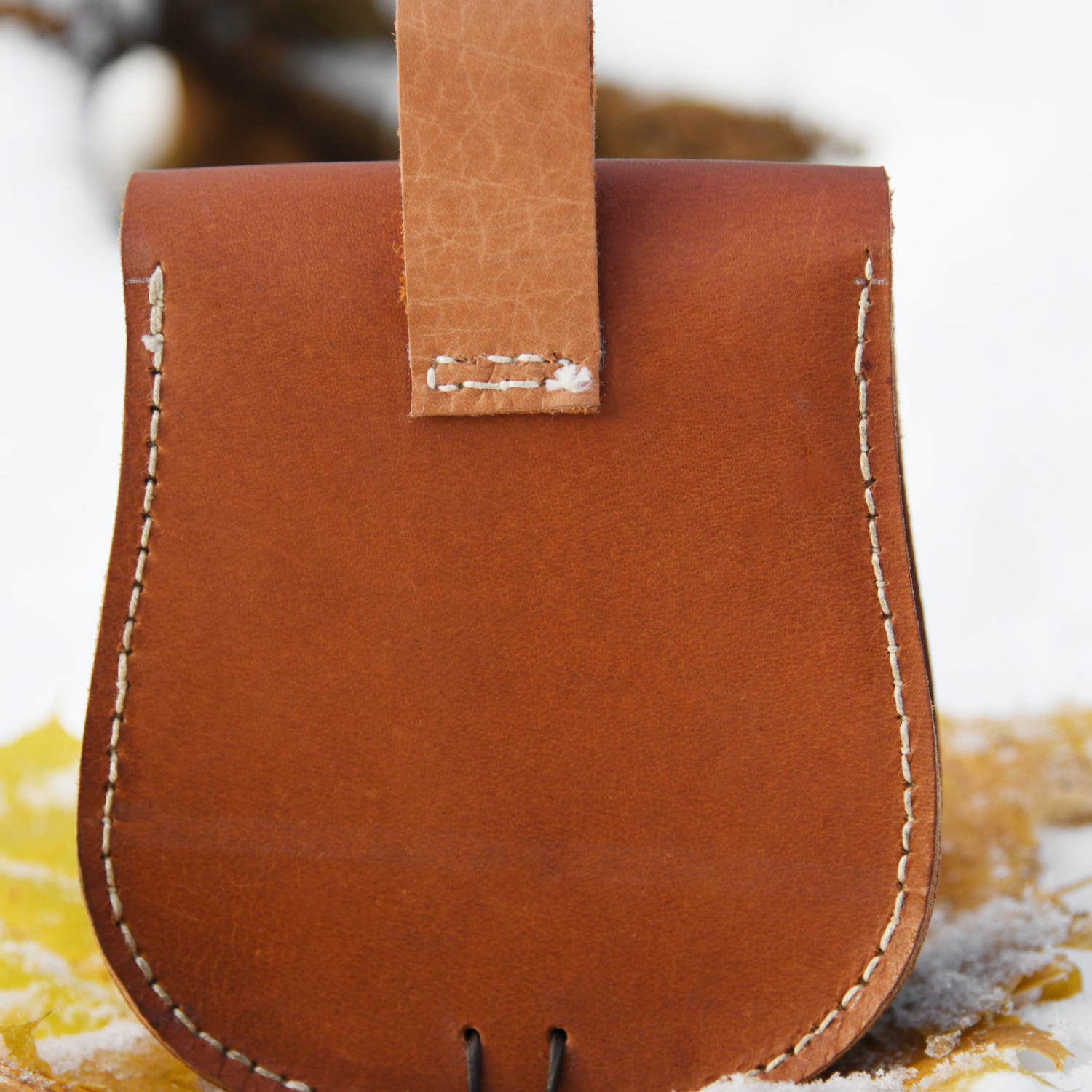 Mittelalterliche Gürteltasche aus braunem Leder mit Frontklappe aus Messing