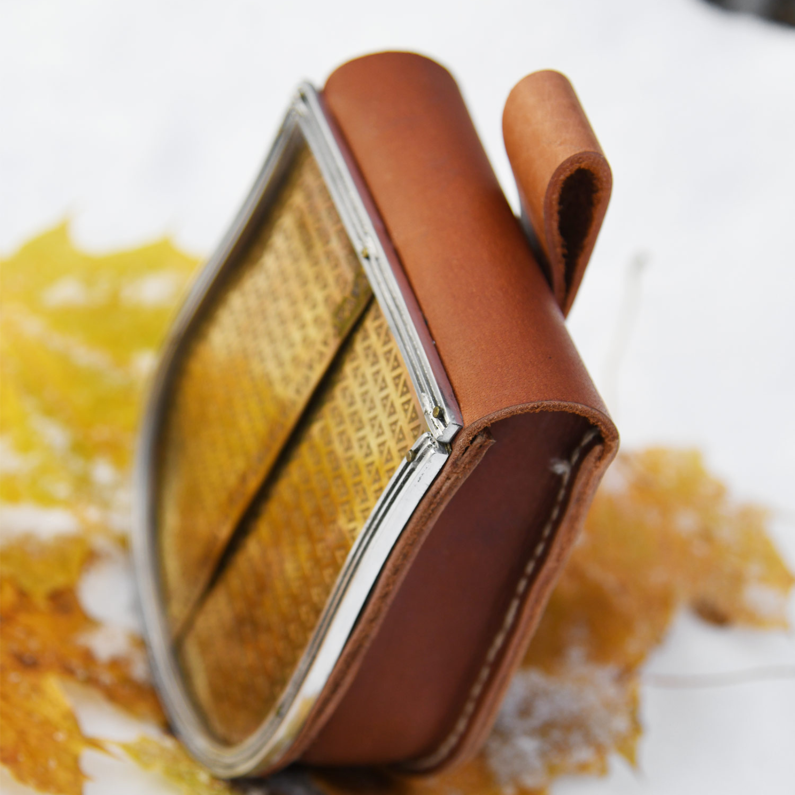 Mittelalterliche Gürteltasche aus braunem Leder mit Frontklappe aus Messing