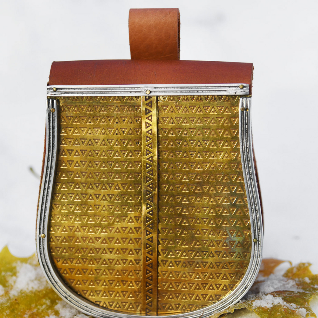 Mittelalterliche Gürteltasche aus braunem Leder mit Frontklappe aus Messing