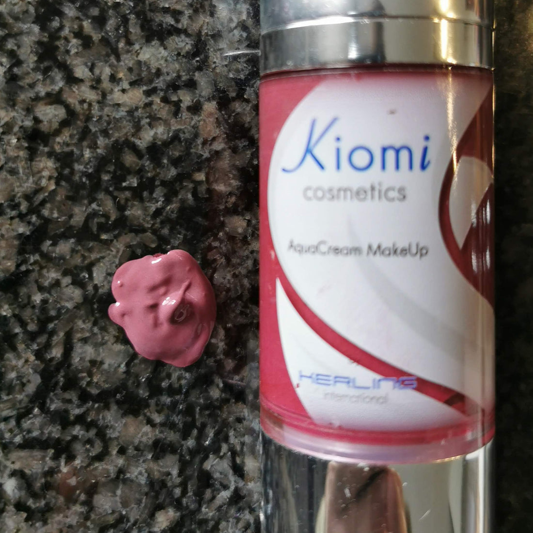 Kiomi Aqua-Cream Make Up in Weinrot C78 – 30 ml Tube, vegan &amp; hochpigmentiert
