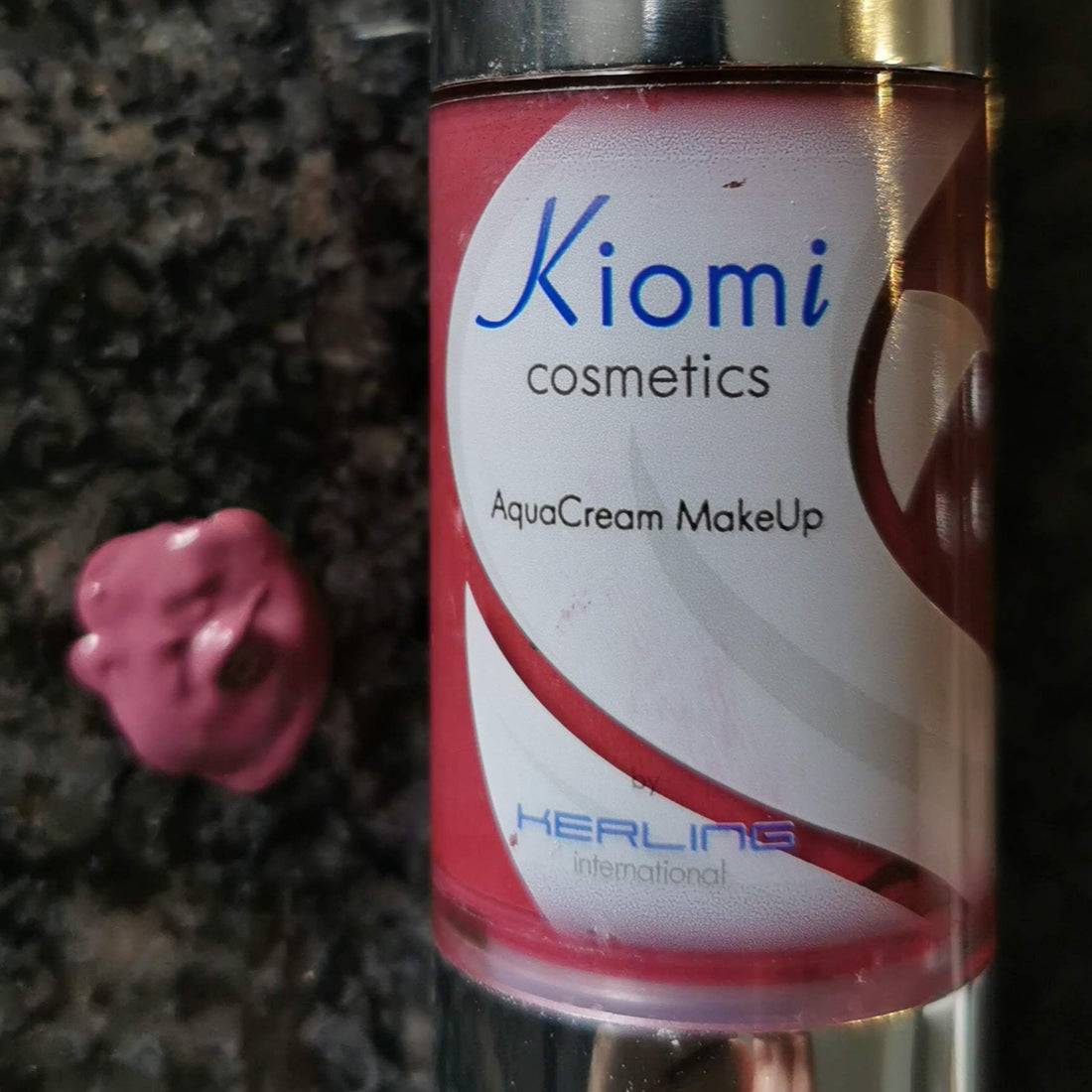 Kiomi Aqua-Cream Make Up in Weinrot C78 – 30 ml Tube, vegan &amp; hochpigmentiert